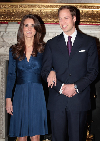 Illustration for article titled William, Kate & Princess Di's Ring Pose For Engagement Photos